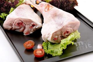 Pierna de cordero lechal en cama de verduras.