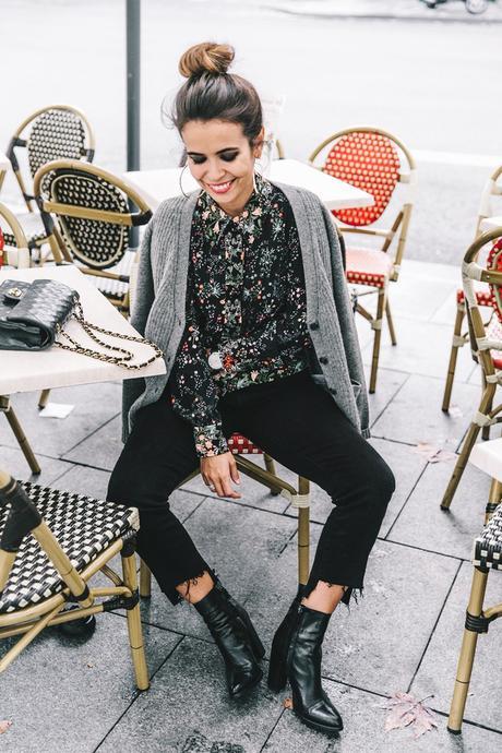 Ladies_in_Levis-Serie_711-Grey_Jacket-Floral_Blouse-Big_Loop_Earrings-Black_Boots-Outfit-9