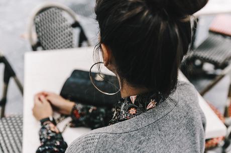 Ladies_in_Levis-Serie_711-Grey_Jacket-Floral_Blouse-Big_Loop_Earrings-Black_Boots-Outfit-57