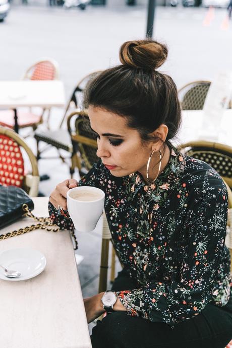 Ladies_in_Levis-Serie_711-Grey_Jacket-Floral_Blouse-Big_Loop_Earrings-Black_Boots-Outfit-11