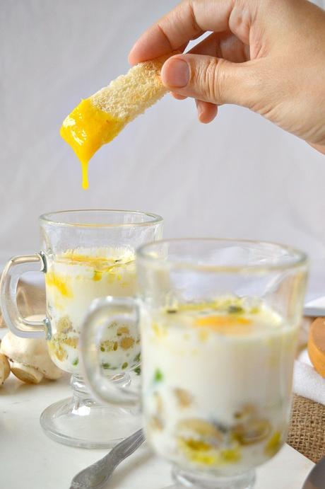 Huevos a la taza con champiñones y espárragos