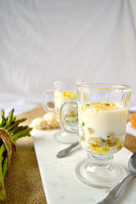 Huevos a la taza con champiñones y espárragos