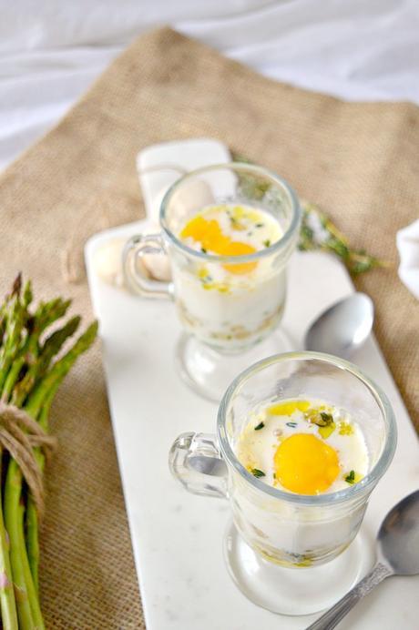 Huevos a la taza con champiñones y espárragos