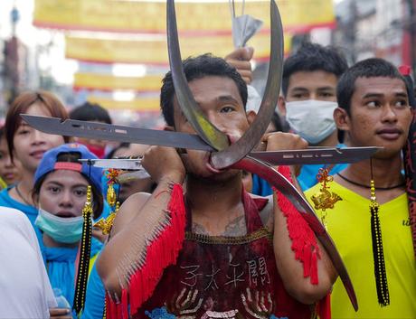 Vegetarianos en Tailandia se perforan la piel hasta los extremos (ADVERTENCIA: Fotos Graficas)