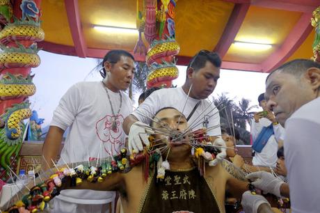 Vegetarianos en Tailandia se perforan la piel hasta los extremos (ADVERTENCIA: Fotos Graficas)