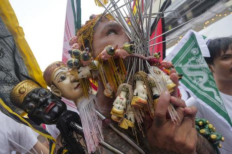 Vegetarianos en Tailandia se perforan la piel hasta los extremos (ADVERTENCIA: Fotos Graficas)