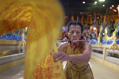 Vegetarianos en Tailandia se perforan la piel hasta los extremos (ADVERTENCIA: Fotos Graficas)