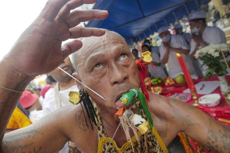 Vegetarianos en Tailandia se perforan la piel hasta los extremos (ADVERTENCIA: Fotos Graficas)