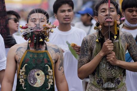 Vegetarianos en Tailandia se perforan la piel hasta los extremos (ADVERTENCIA: Fotos Graficas)