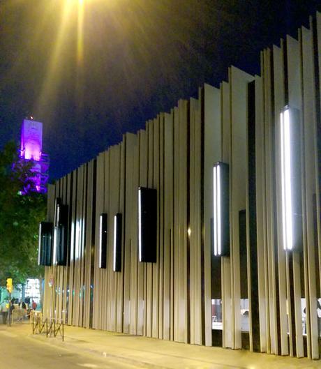 IMÁGENES NOCTURNAS DEL CENTRO CULTURAL DISEÑADO POR A-CERO EN GETAFE