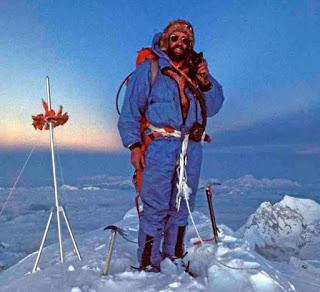 Doug Scott en la cima del Everest. Primera foto del tripode chino