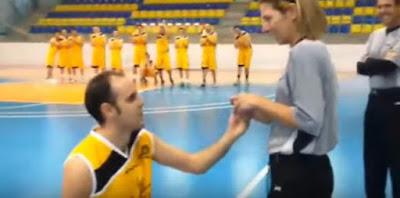 Petición de matrimonio a la árbitra en un partido de baloncesto !que bonito!