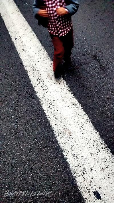 niño cruzando la carretera