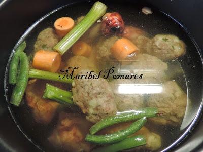 Caldo con pelotas.