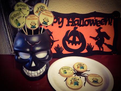 Piruletas y galletas decoradas con chocotrasnsfer de los minions para Halloween