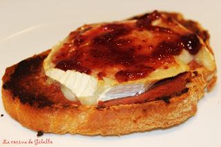 Tosta de foie de pato, rulo de cabra y mermelada de frambuesa con chocolate blanco