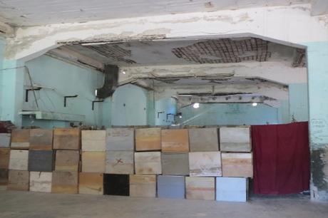 Demolieron su hogar, hoy viven en un almacén Foto-9.-Habitación-de-otro-nucleo-familiar-rodeada-de-cajas-plásticas-de-los-viejos-aries-acondicionados-rusos