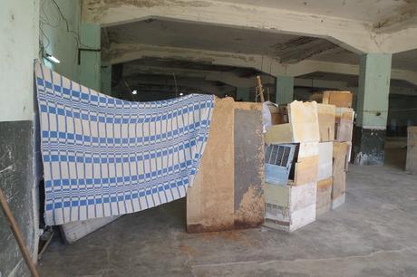 Demolieron su hogar, hoy viven en un almacén Foto-2.-Vista-del-espacio-ocupado-por-Eliza-Rasalia-y-Mario-dentro-de-un-almacen-en-derrumbe-en-la-clausurada-textiera-Julio-Trigo