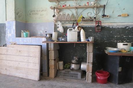 Demolieron su hogar, hoy viven en un almacén Foto-5.-La-cocina-y-el-fregadero-improvisado-en-el-pequeño-cuarto-de-la-pareja-Vargas-Nuñez