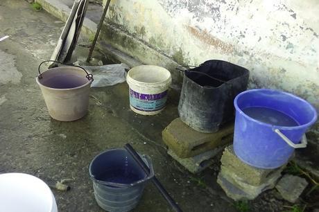 Demolieron su hogar, hoy viven en un almacén Foto-11.-El-agua-potable-que-llega-para-los-30-nucleos-de-familia-que-viven-en-la-deteriorada-edificacion-de-la-antigua-textilera-Julio-Trigo