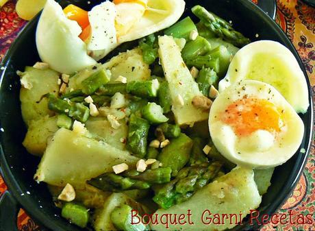 Ensalada tibia de papas, espárragos y huevos