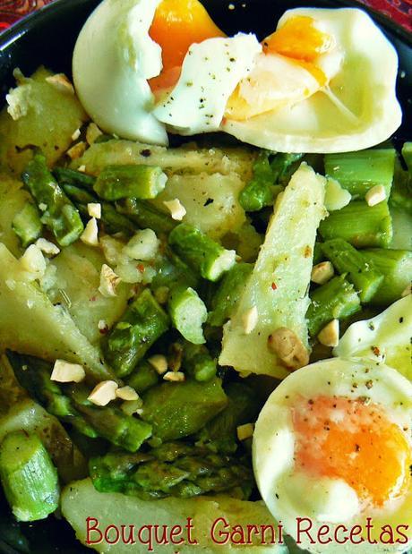 Ensalada tibia de papas, espárragos y huevos