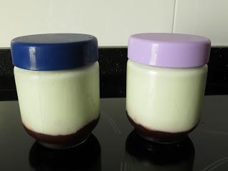 YOGUR DE QUESO Y MERMELADA DE CEREZA