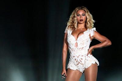 El padre de Beyoncé dice que su hija miente con su edad