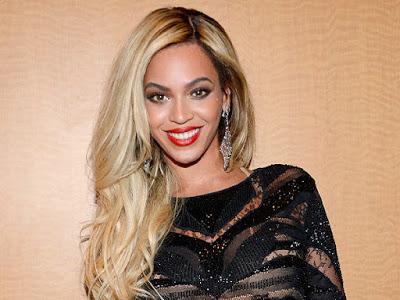 El padre de Beyoncé dice que su hija miente con su edad