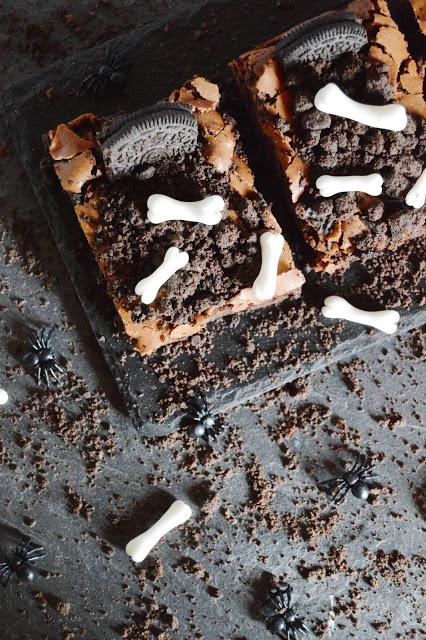 Brownie tumbas con oreos de chocolate