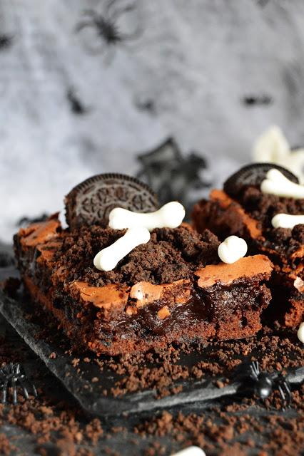 Brownie tumbas con oreos de chocolate