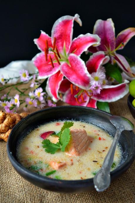 Sopa thai de salmón y leche de coco