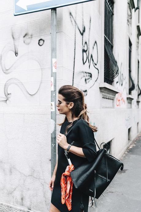 Neoprene_Dress-Calvin_Klein-Black-Backpack-Mary_Janes_Shoes-Topshop-Bandana-RayBan_Rounded_Sunnies-Outfit-Street_Style-MFW-Milan_Fashion_Week-4