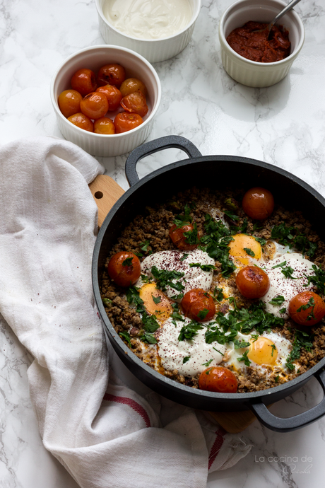 Huevos al plato con cordero