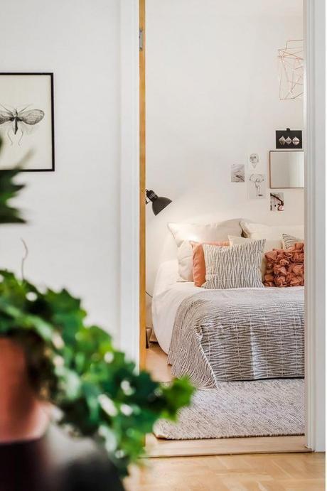 Un perfecto Home staging Complementos coral para la cama