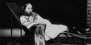 Mujerconlospiesreducidos