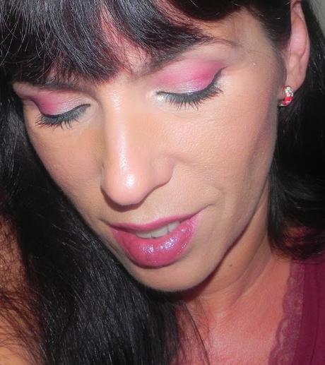 Burdeos y jade: Look con Peggy Sage y manicura