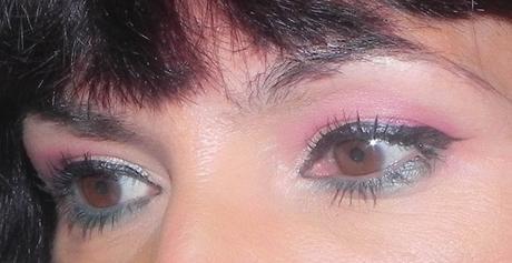 Burdeos y jade: Look con Peggy Sage y manicura