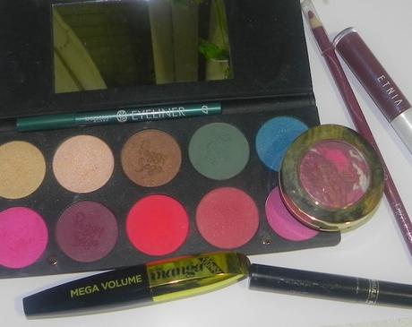 Burdeos y jade: Look con Peggy Sage y manicura