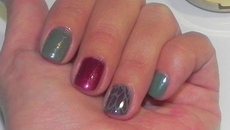 Burdeos y jade: Look con Peggy Sage y manicura