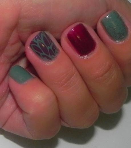 Burdeos y jade: Look con Peggy Sage y manicura