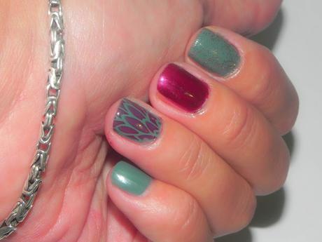 Burdeos y jade: Look con Peggy Sage y manicura