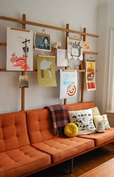 ideas para colgar posters con perchas de madera