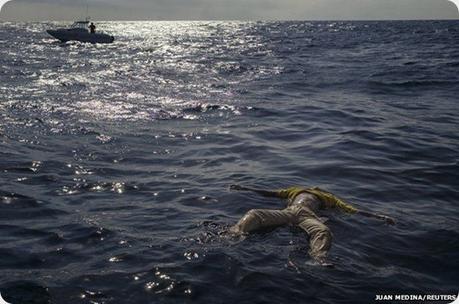 Juan Medina el fotógrafo que retrata los horrores en el mar.