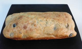 Bizcocho de aceitunas y ensalada a la siciliana