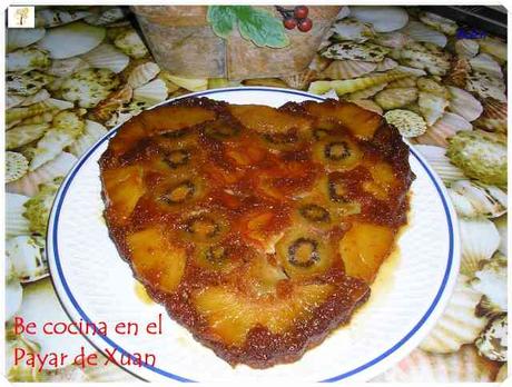 Tarta volcada de piña, kiwi y platano