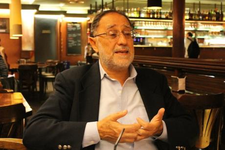 El novelista ecuatoriano Carlos Arcos Cabrera, en entrevista con Miguel Molina. Barcelona, noviembre del 2013. Foto de María Augusta Albuja.