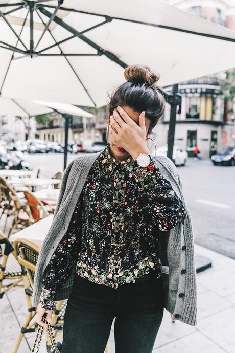 Ladies_in_Levis-Serie_711-Grey_Jacket-Floral_Blouse-Big_Loop_Earrings-Black_Boots-Outfit-41