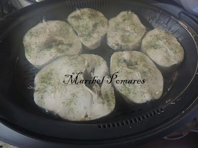 Merluza con patatas y salsa de tomate.