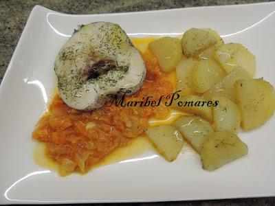 Merluza con patatas y salsa de tomate.